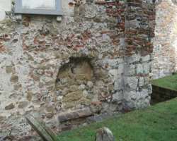 Many reused Roman bricks or spolia was used to complete the walls of the church. Also at the core of the church, the brick remains of a Roman tomb wer